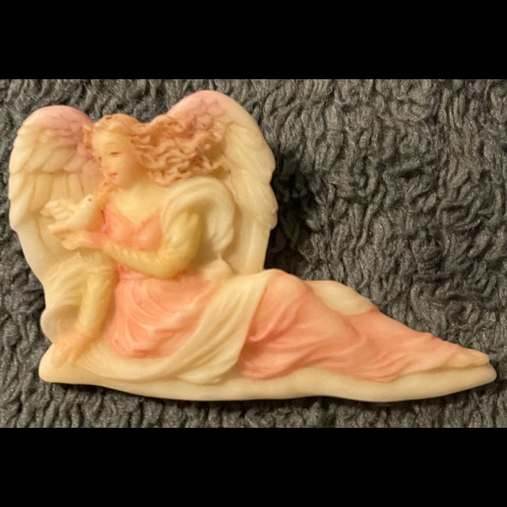 Vintage 1996 Roman Inc Seraphim Classics Angel Brooch Pin.